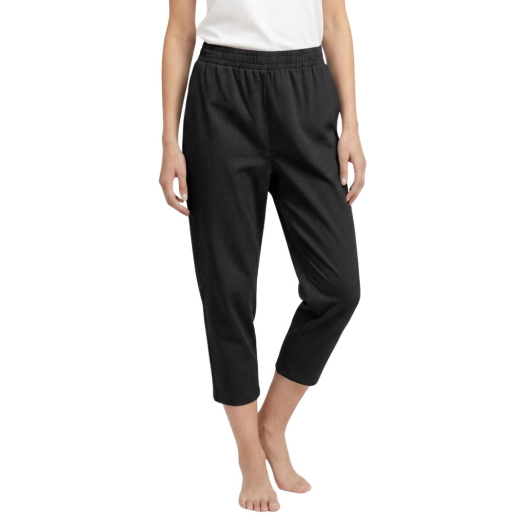 100% Cotton Straight-Leg Pull-On Capris. Black.